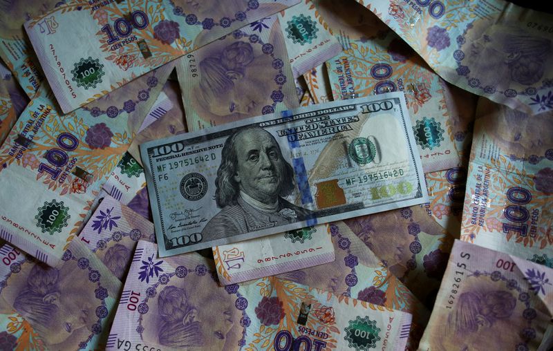 Peso argentino negociado no mercado paralelo se desvaloriza a 136 por dólar--operadores 4 Peso argentino negociado no mercado paralelo se desvaloriza a 136 por dólar--operadores