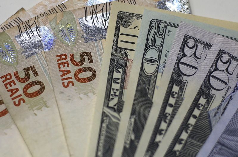 Dólar acompanha exterior e devolve parte dos ganhos da véspera ante real 5 Dólar acompanha exterior e devolve parte dos ganhos da véspera ante real