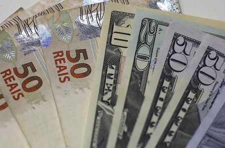 Dólar à vista fura R$ 5,30 após forte PMI e com efeito 'simbólico' de reforma 9 Dólar à vista fura R$ 5,30 após forte PMI e com efeito 'simbólico' de reforma
